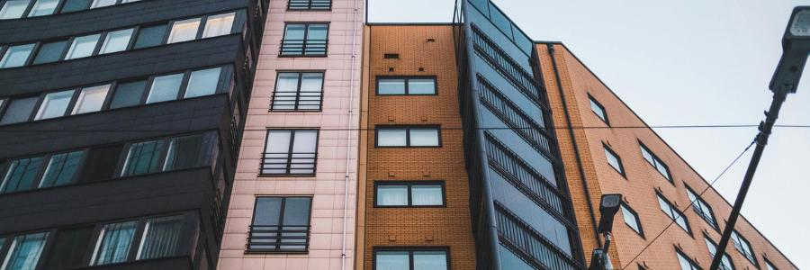 Sprzedający w potrzasku a spadki cen nieruchomości - Zajrzyj do artykułu