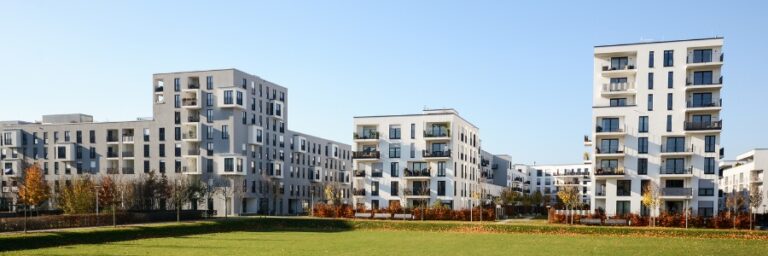 Jak sprzedać mieszkanie w Polsce będąc za granicą – poradnik
